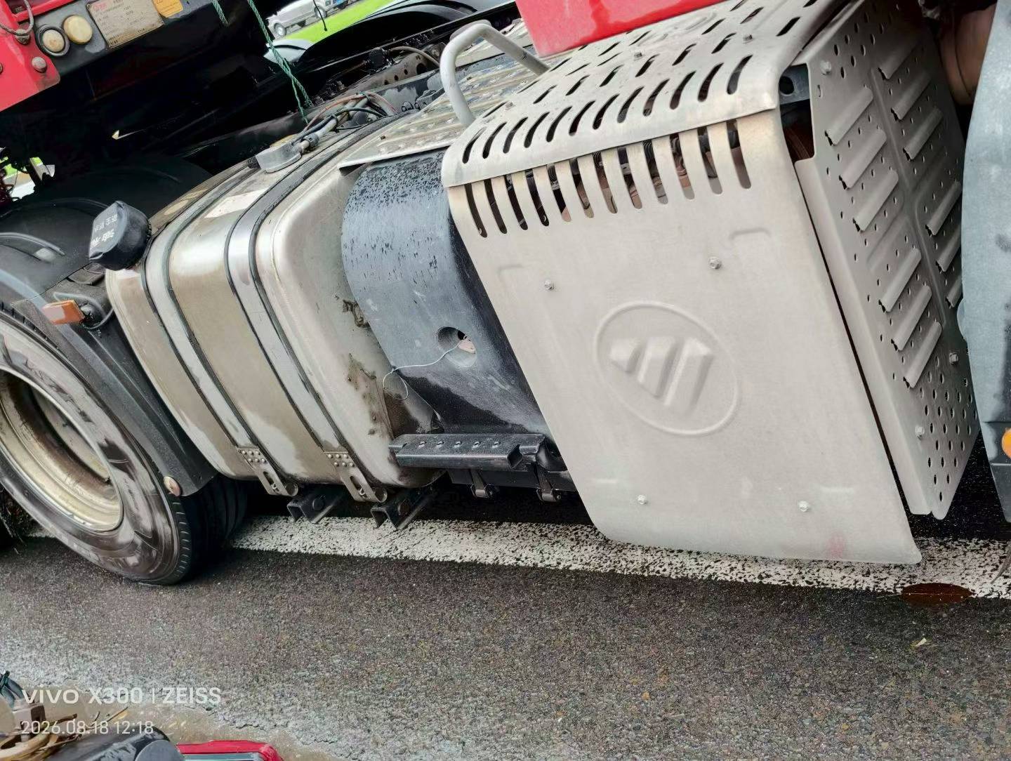 Beiben V3 500HP 6x4 truck urea tank and aluminum fuel tank, side chassis detail