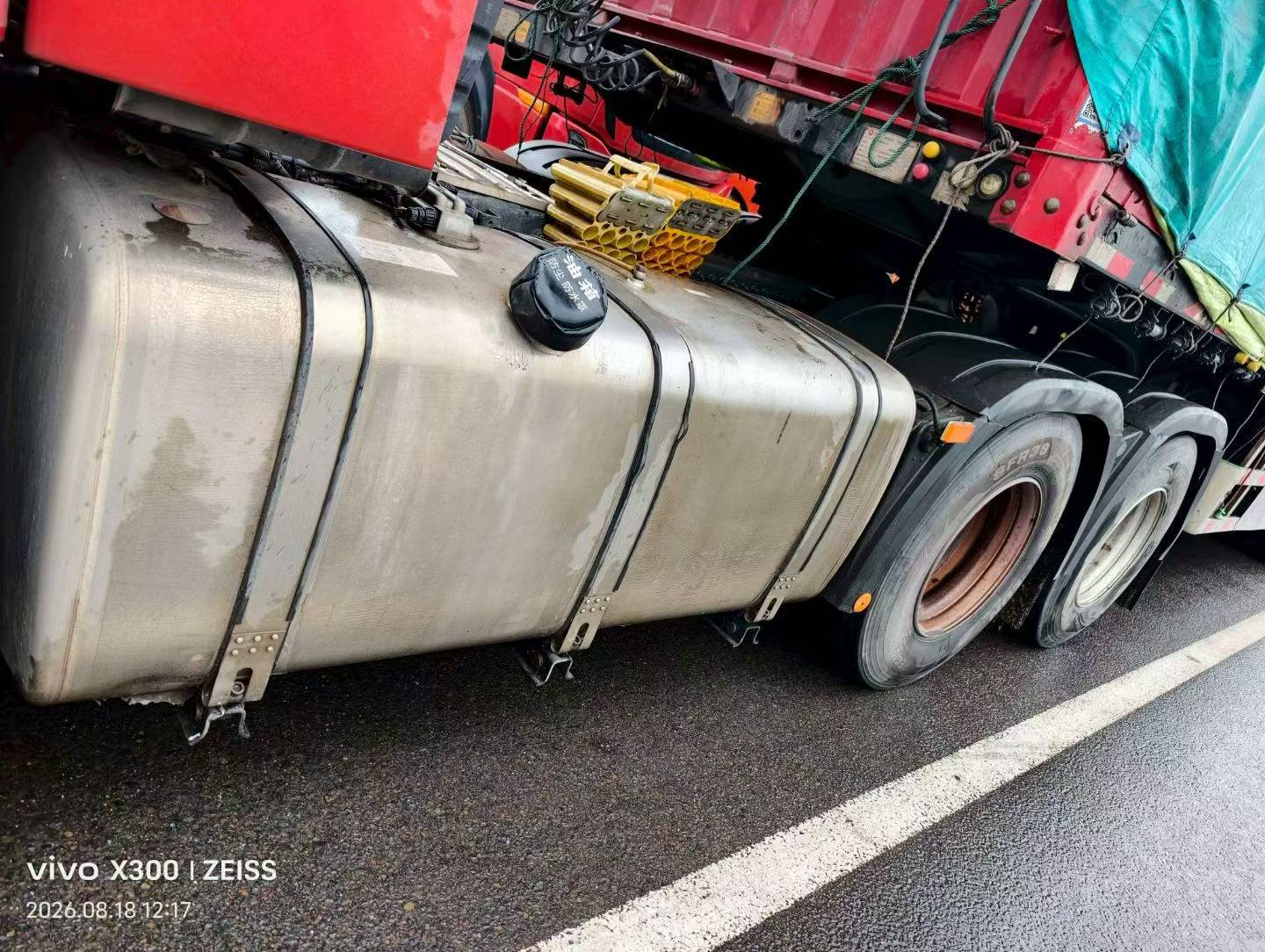 Large aluminum fuel tank with dust-proof cap on 2020 Beiben V3 500HP truck