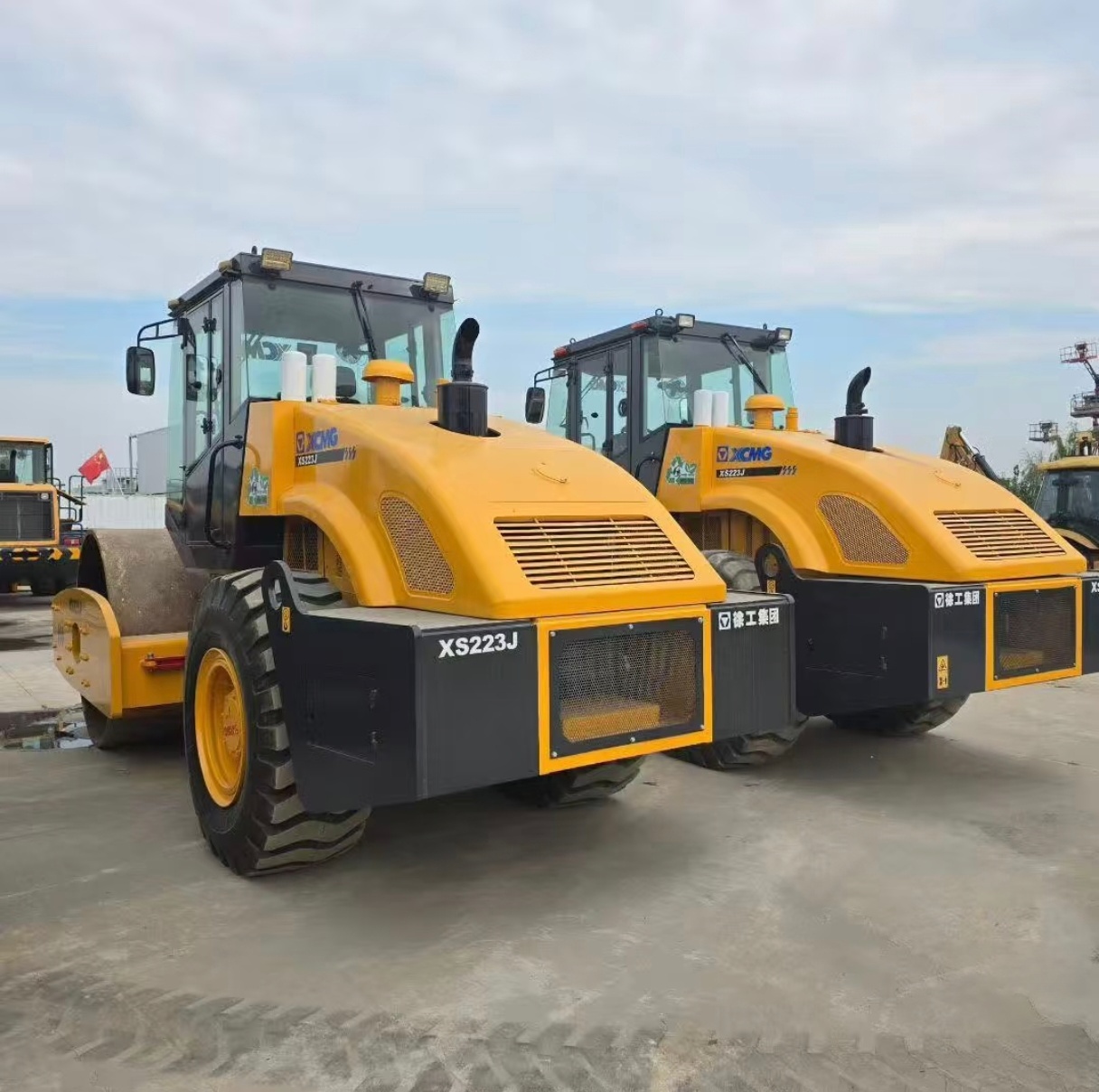 XCMG XS223J 22 ton road roller side view, used compactor for sale