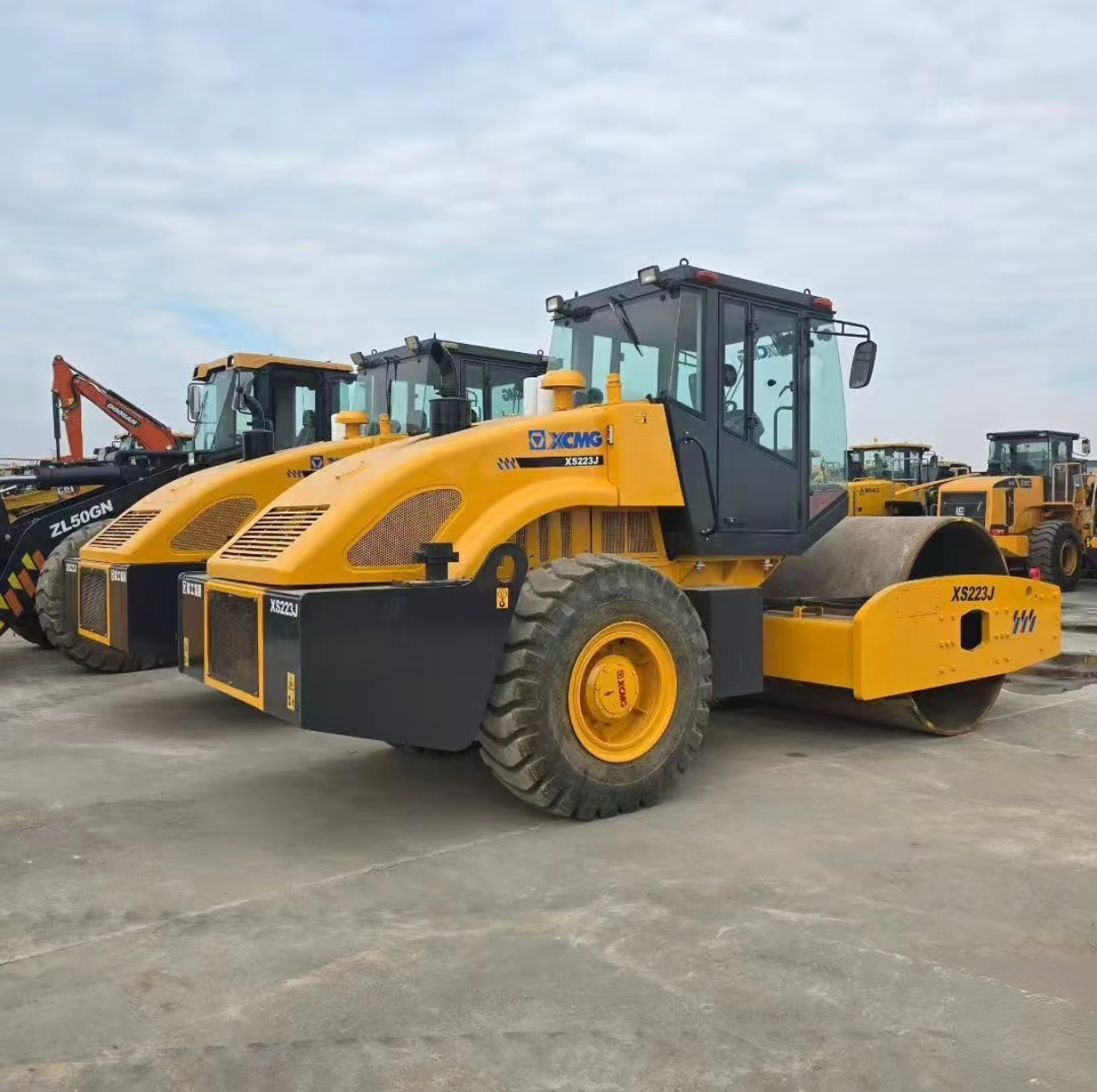 XCMG XS223J road roller body and compaction drum in good condition for sale