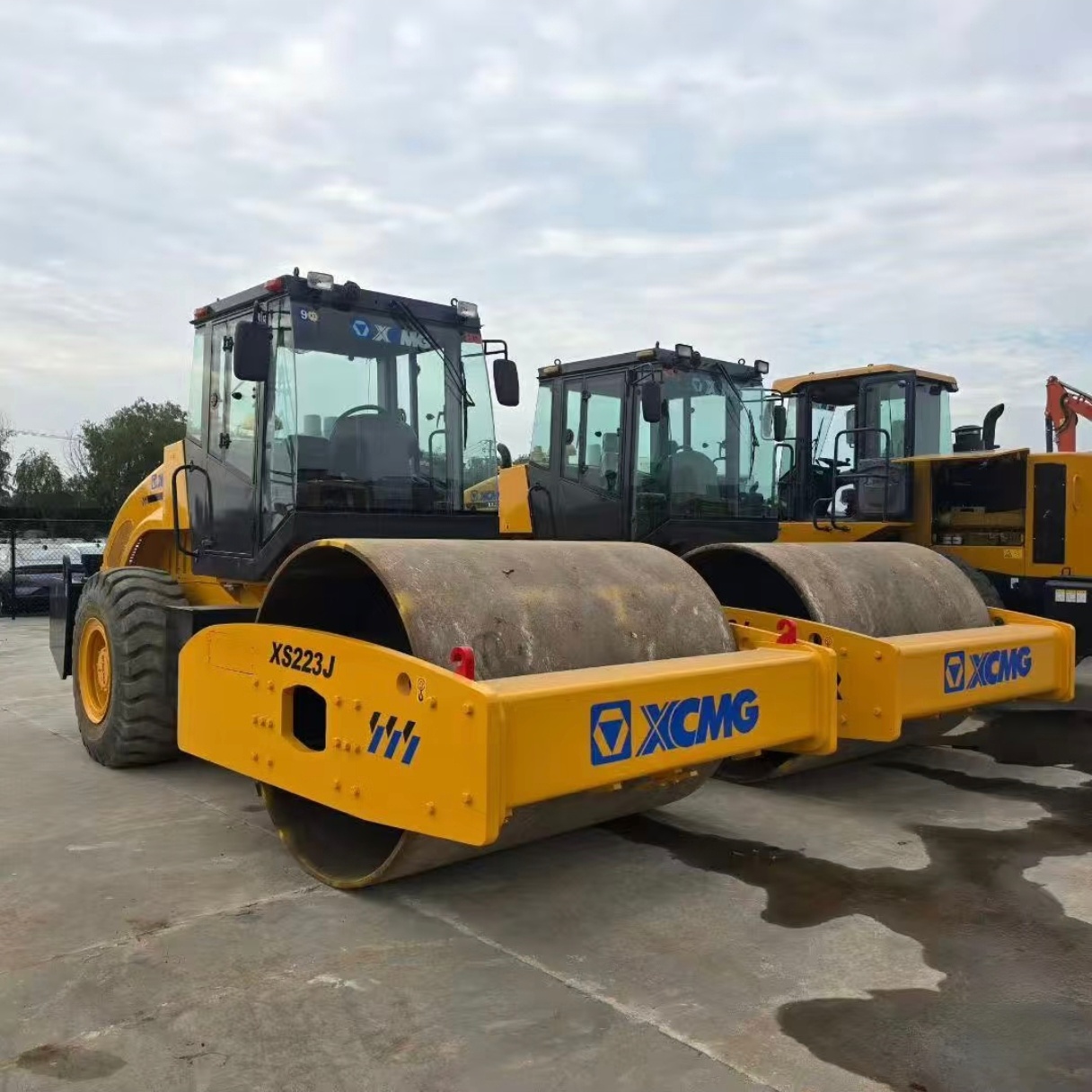 XCMG XS223J 22 ton road roller side view, used compactor for sale