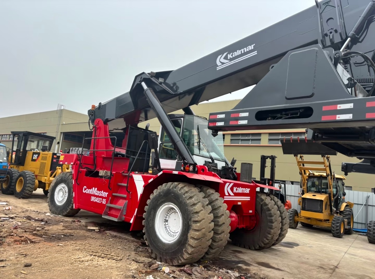 Kalmar 45 ton reach stacker lifting a 40ft container with hydraulic spreader