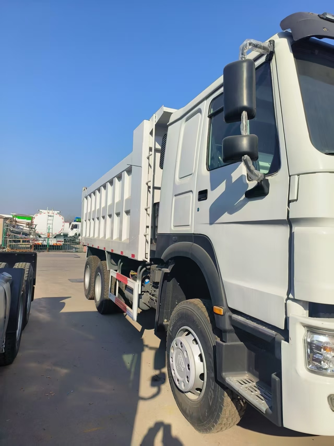 howo-6x4-dump-truck-side-view.jpg